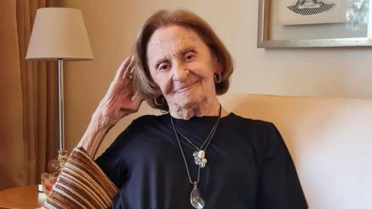 Atriz Laura Cardoso completou 96 anos nesta terça-feira (13) e ganhou um presente inustiado