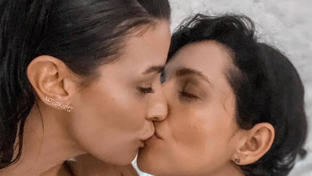 Ex-repórter da TV Globo sofre ataques homofóbicos após postar foto beijando a esposa