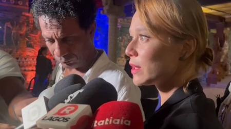 Atores Luís Miranda e Mariana Ximenes participam de velório