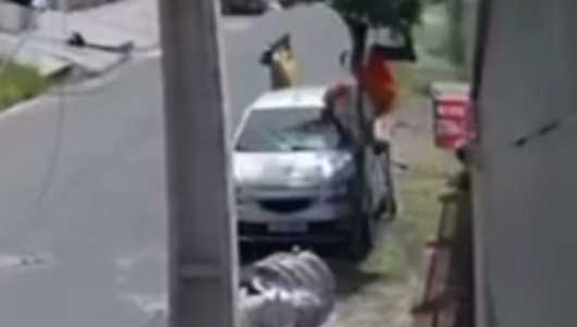 Foto mostra gari sendo atropelado em rua do Barreiro, em Belo Horizonte