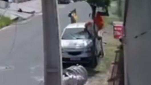Foto mostra gari sendo atropelado em rua do Barreiro, em Belo Horizonte