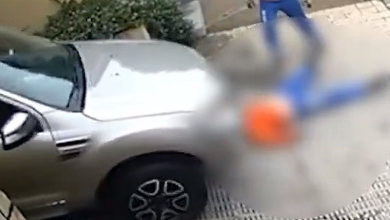 Vídeo: gari se deita em frente a garagem e é atropelado por caminhonete em MG