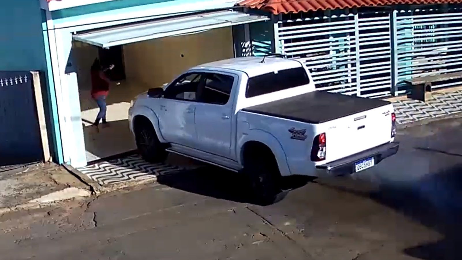 Vídeo: idoso vai tirar carro novo da garagem e acaba atropelando esposa em MG