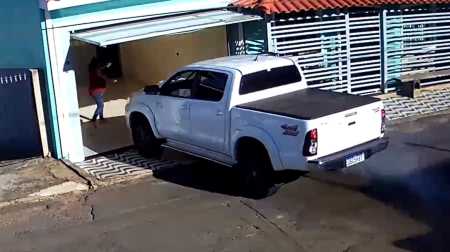 Foto mostra Hilux saindo de garagem em Nova Resende (MG)
