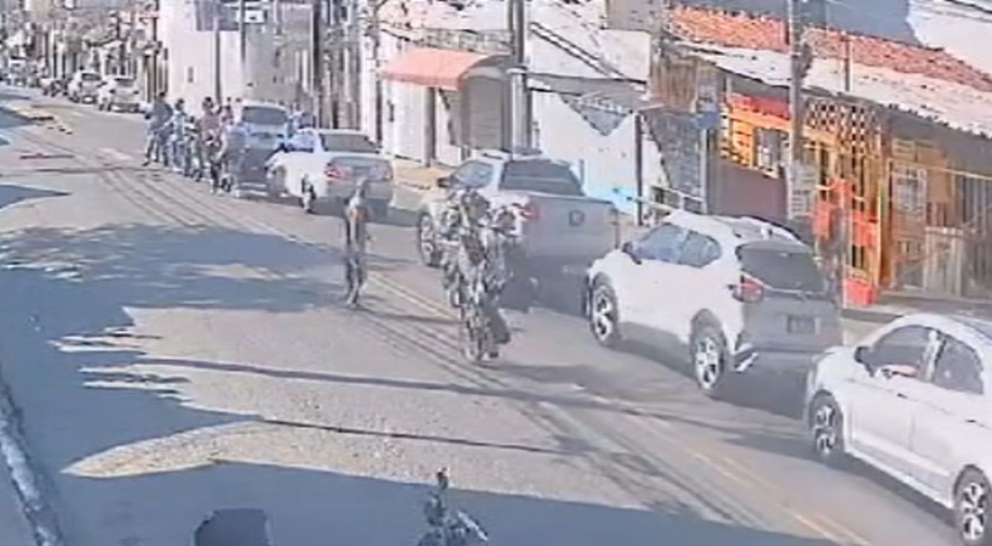 Vídeo: motociclista 'empina' moto, atropela e mata idoso de 60 anos em MG