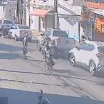 Vídeo: motociclista 'empina' moto, atropela e mata idoso de 60 anos em MG