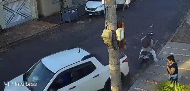 Foto mostra motorista acelerando carro contra ladrão em Uberlândia (MG)