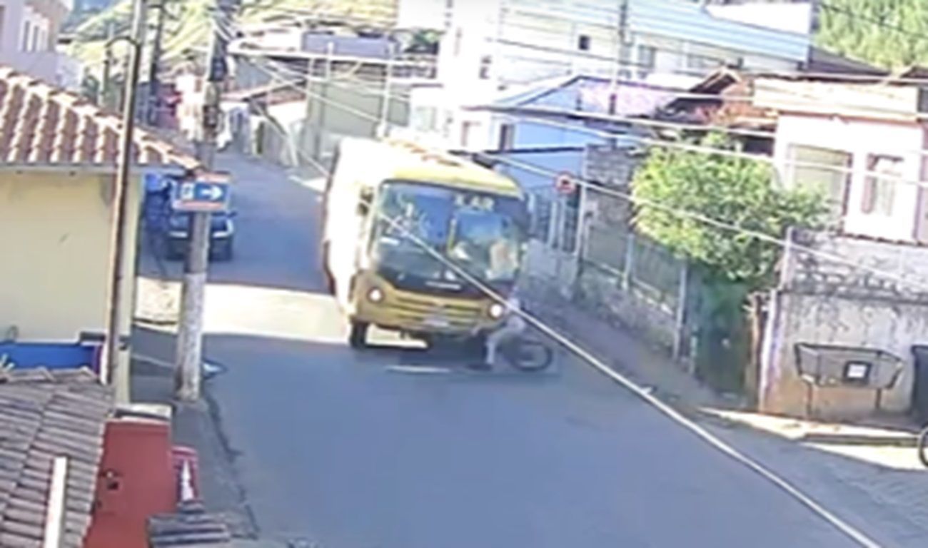 Vídeo: ciclista avança cruzamento, é atingido por escolar e arremessado em MG