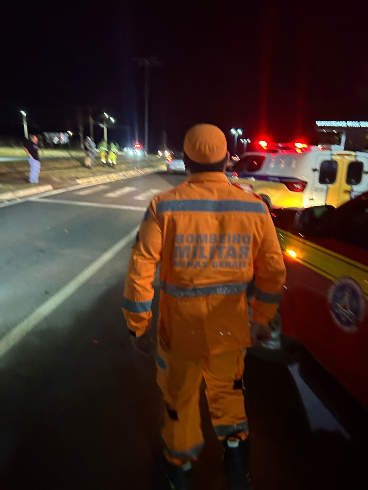 Polícia procura motorista que atropelou três pessoas no trevo de Alfenas