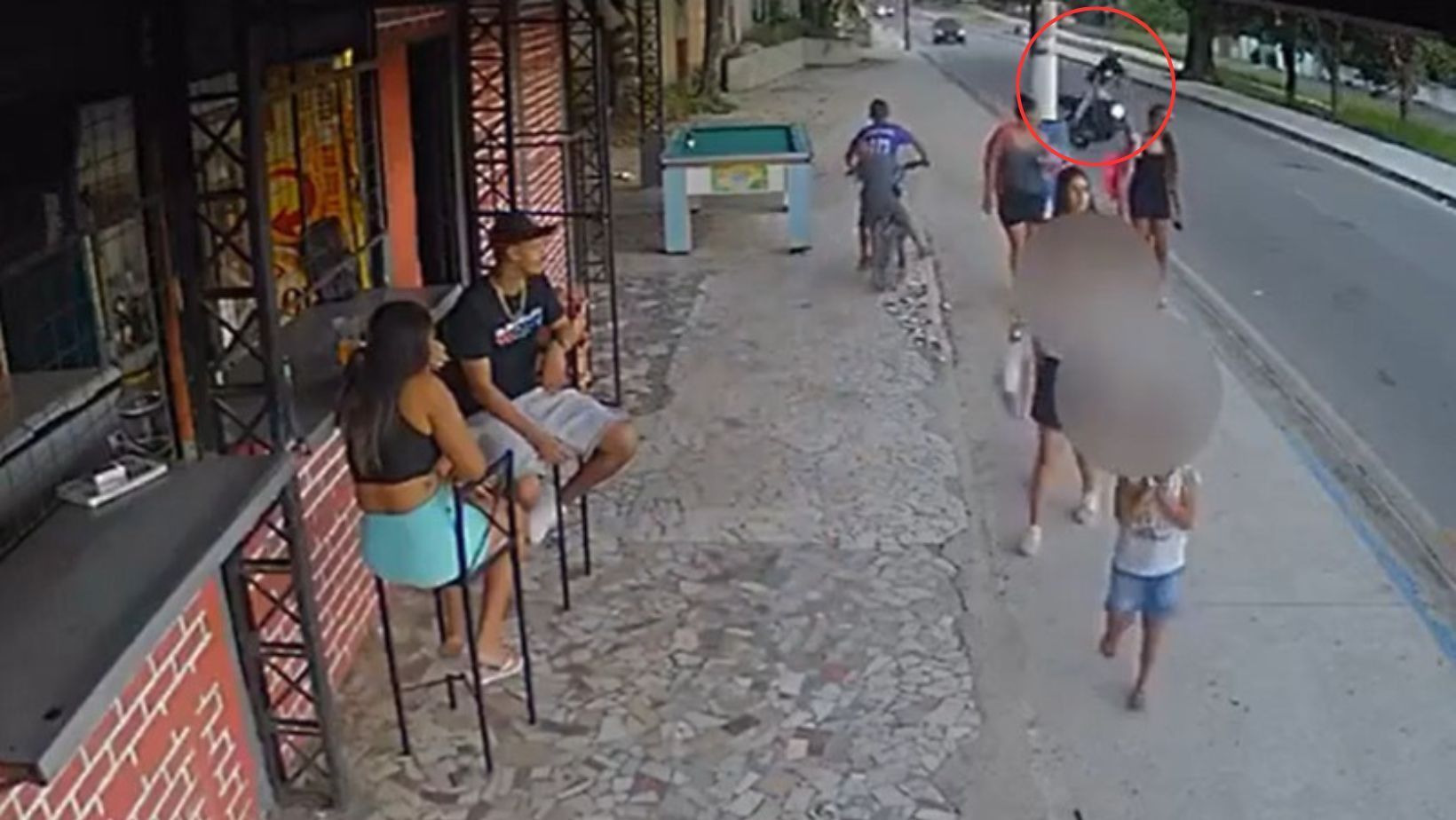 Vídeo: moto desgovernada atropela grávida de nove meses e outras duas pessoas em SP