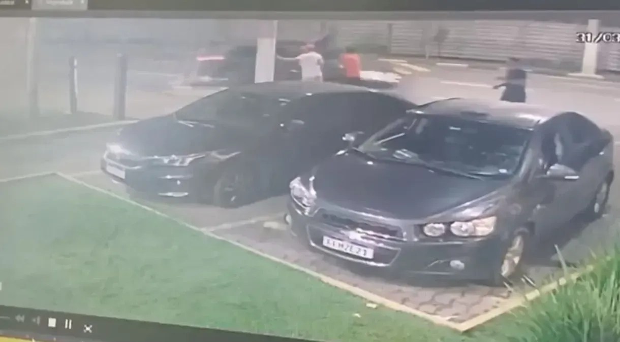 Vídeo: Jogador de futebol de várzea é atropelado após discussão em lanchonete, na Grande SP