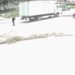 Vídeo: mulher tem perna amputada após ser atropelada por caminhão em marcha ré