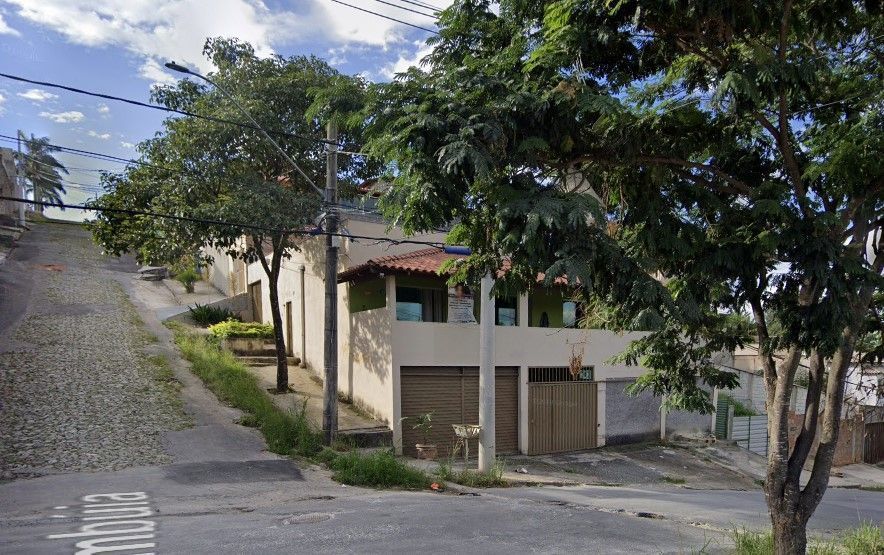 Mulher atropela meninos de 11 anos sentados em rua de Contagem (MG); vítimas dizem que ela usava o celular