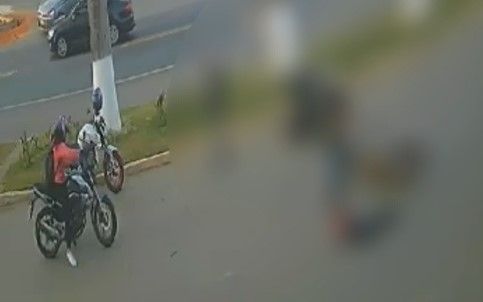 Vídeo: motociclista sem CNH atropela duas crianças no caminho de escola em Minas