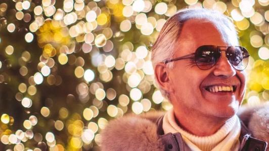 Atualmente com 64 anos, Andrea Bocelli é considerado um dos maiores tenores da história