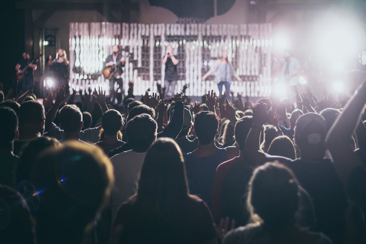 Auxiliar de escritório agredida por cinco mulheres em show sertanejo em MG é indenizada em R$10 mil