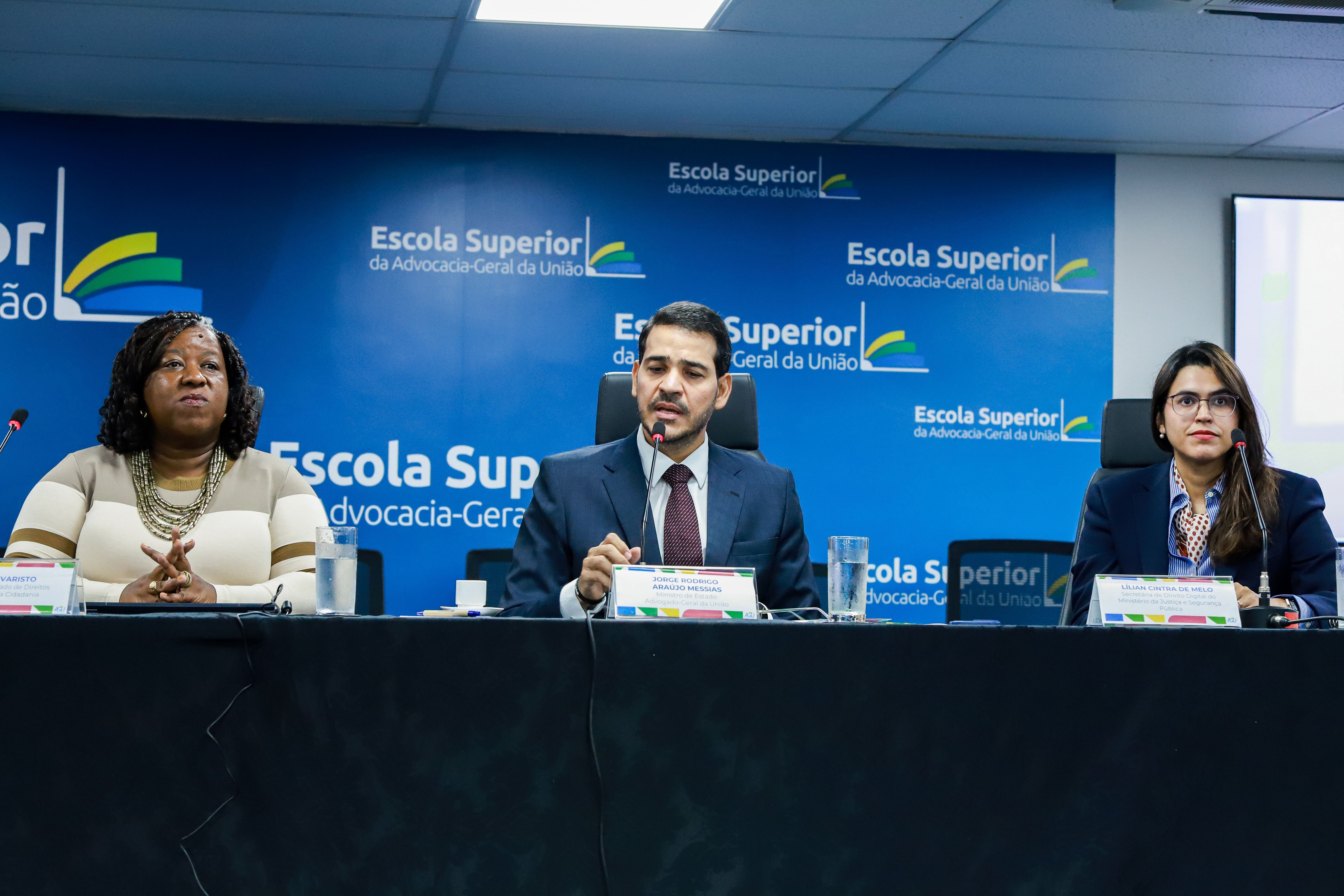 Governo diz que não faz pré-julgamento de plataformas, mas quer segurança digital