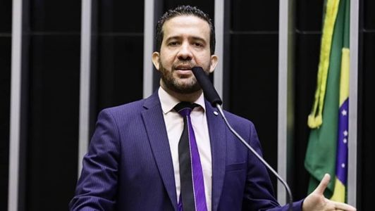 Áudios atribuídos ao deputado André Janones mostram deputado afirmando que assessores devem pagar dívidas de sua campanha