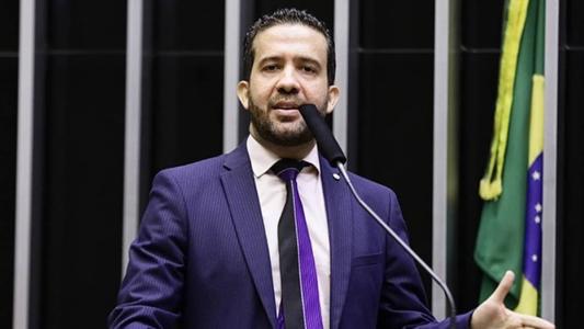 Áudios vazados do deputado André Janones mostram irritação do parlamentar com primo e com assessores