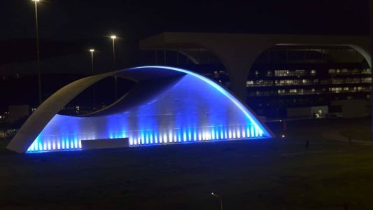 Auditório JK, na Cidade Administrativa, está iluminado com as cores da bandeira de Israel