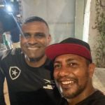 Campeão da Tríplice Coroa pelo Cruzeiro assiste América x Botafogo na arquibancada