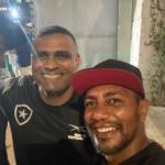 Campeão da Tríplice Coroa pelo Cruzeiro assiste América x Botafogo na arquibancada