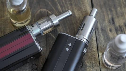 Aumento do consumo dos 'vapes' preocupa autoridades de saúde