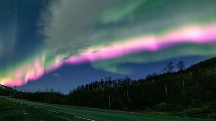 Aurora boreal cor-de-rosa é vista na Noruega depois de tempestade solar