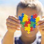 Transtorno do espectro autista: especialista explica sinais em crianças e adultos