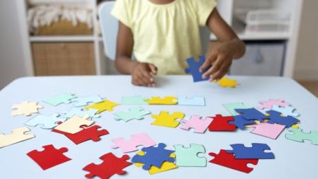 Projeto de lei prevê teste de autismo obrigatório em crianças com 2 anos | CNN Brasil