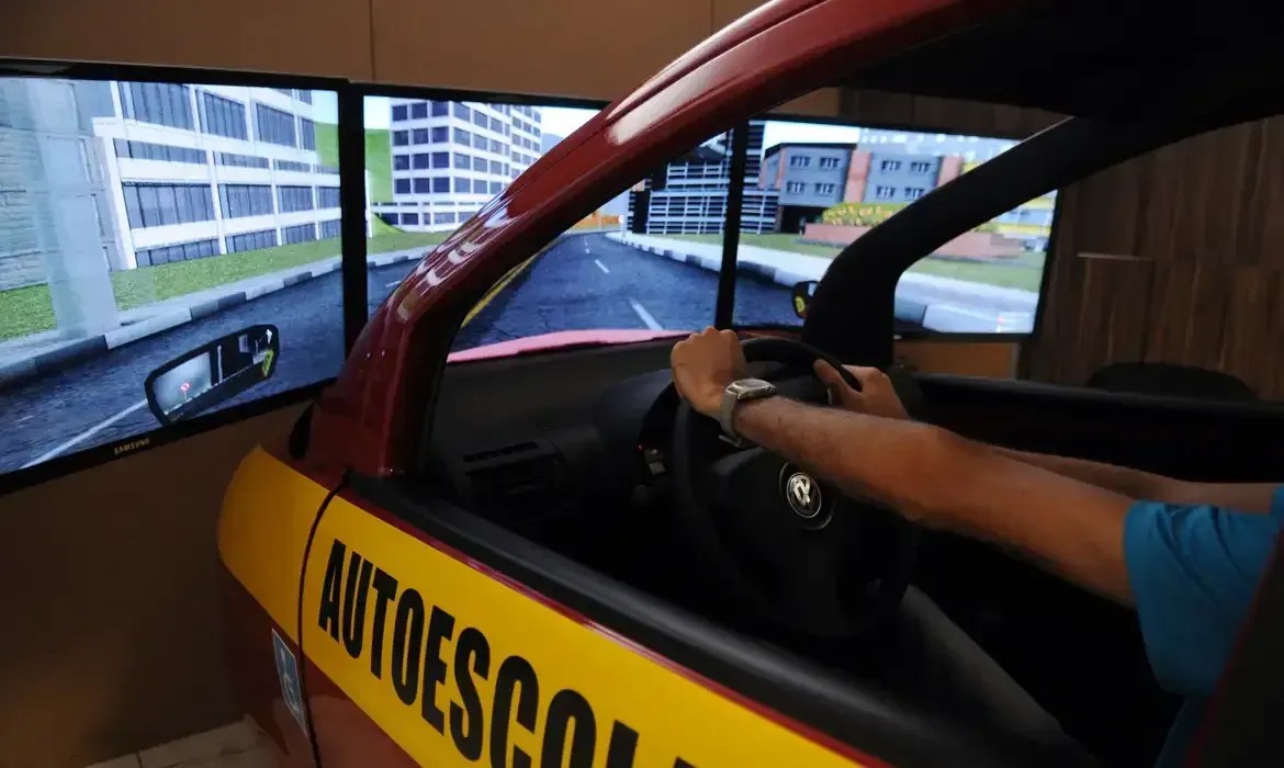 Preço para tirar carteira de motorista em BH tem variação de quase 170% nas autoescolas; confira