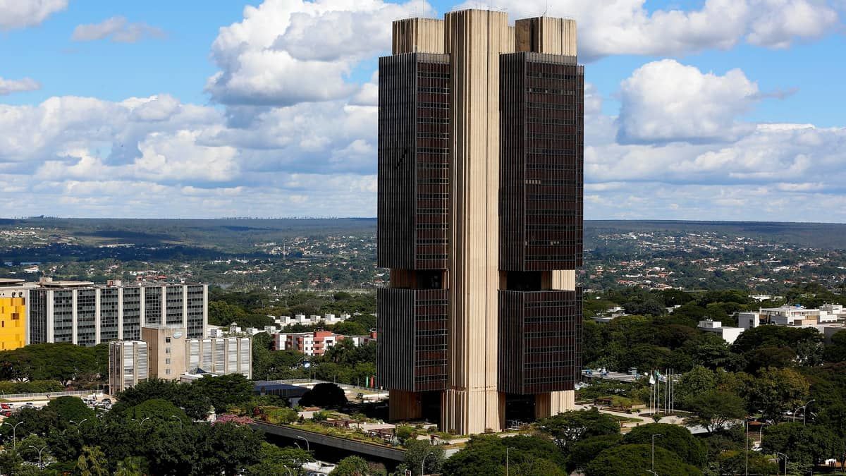 Copom deve fazer primeiro corte na Selic no ano, mas guerra gera incerteza