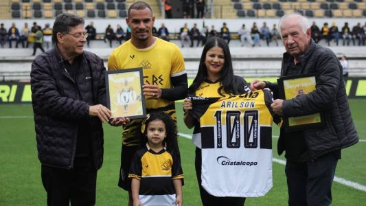 Autor de um dos gols do Criciúma, Arilson foi homenageado antes da partida