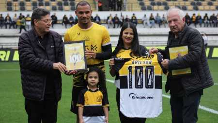 Autor de um dos gols do Criciúma, Arilson foi homenageado antes da partida
