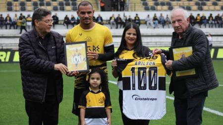 Autor de um dos gols do Criciúma, Arilson foi homenageado antes da partida