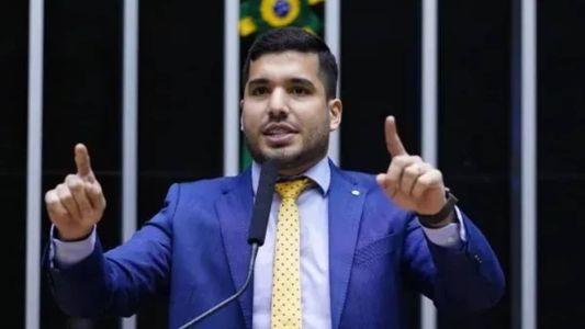 Autor do pedido da CPMI do 8 de janeiro incitou atos antidemocráticos, conclui PF.