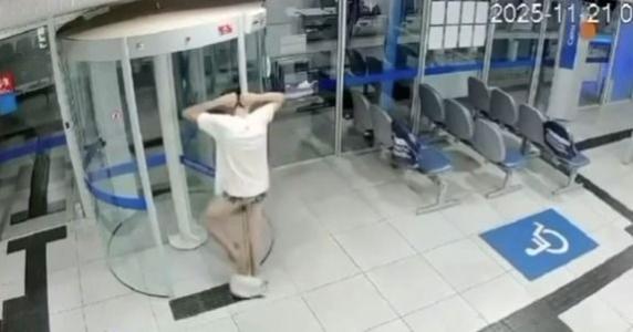 Autor ficou de cueca, preso pelo pescoço em porta giratória