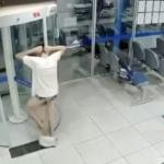 Vídeo: ladrão atrapalhado invade banco, fica preso em porta giratória e é preso em MG