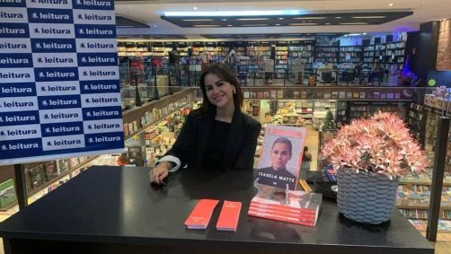 Autora de "O jovem digital" em noite de autógrafos na capital mineira