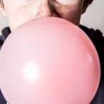 Crianças são internadas após mascarem chiclete apimentado em desafio do TikTok: 'filme de terror'  