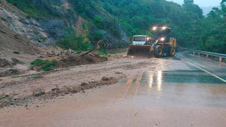 Autoridades atuam na liberação de estradas do litoral norte de São Paulo