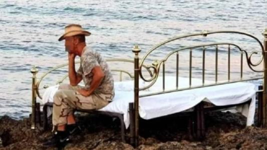 Autoridades de Ugento, na Puglia, no sul da Itália, estão procurando um turista que teria passado a noite "admirando as estrelas" na praia deitado em uma cama de casal