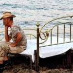 Turista leva cama para praia e passa noite 'admirando estrelas' em Puglia