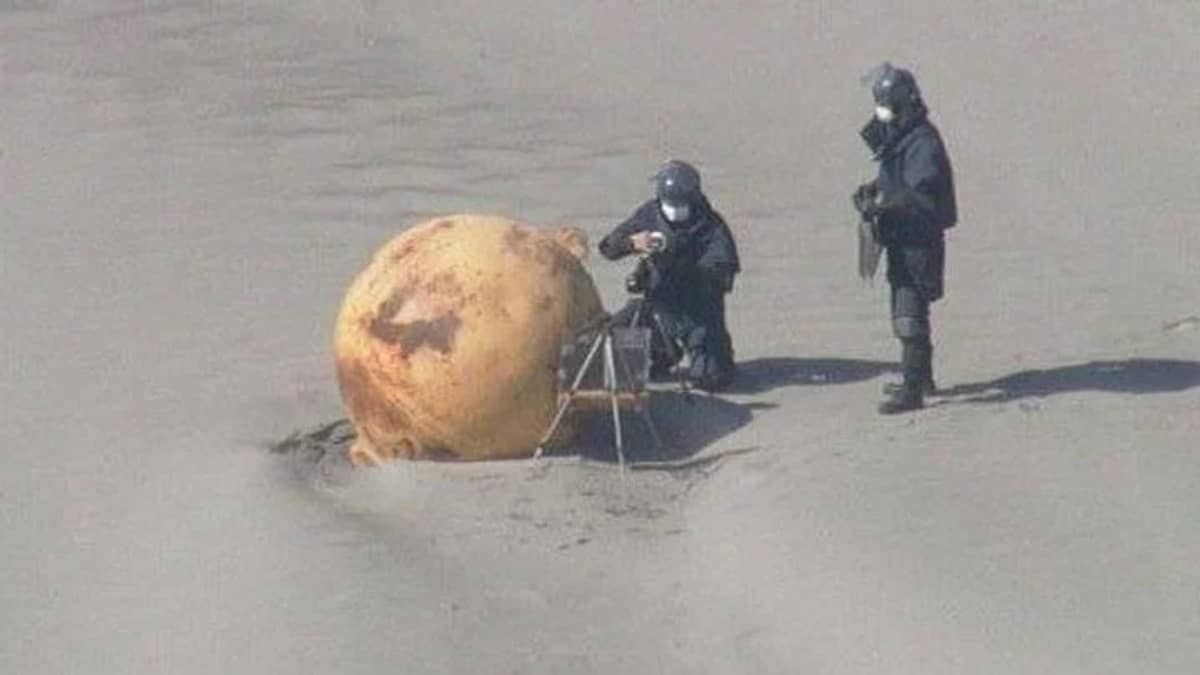 Esfera misteriosa aparece em praia no Japão e polícia isola área
