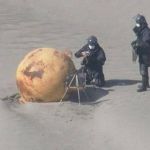 Esfera misteriosa aparece em praia no Japão e polícia isola área