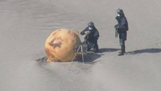 Autoridades investigam surgimento de esfera gigante em praia no Japão