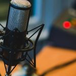 Podcasts americanos multiplicam desinformação nas redes 