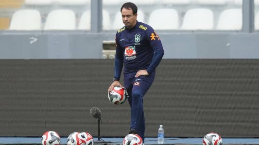Auxiliar Dado Cavalcanti em treino da Seleção em Lima, antes de partida contra o Peru