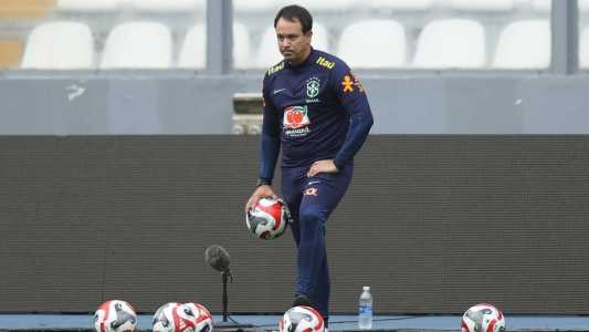 Auxiliar Dado Cavalcanti em treino da Seleção em Lima, antes de partida contra o Peru
