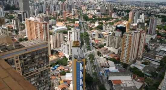 O projeto do BRT Amazonas contempla o tratamento prioritário para o sistema de transporte público e coletivo por ônibus que atende ao Vetor Oeste da Capital (regiões Central, Oeste e Barreiro) e à Região Metropolitana, tendo como eixo estruturante a Avenida Amazonas